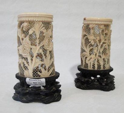 null Paire de bitong en ivoire finement sculpté à décor végétal de roses. Chine,...