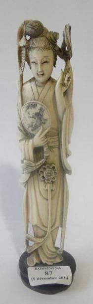 null Sujet en ivoire représentant une jeune femme à l'éventail. Chine, XX siècle....