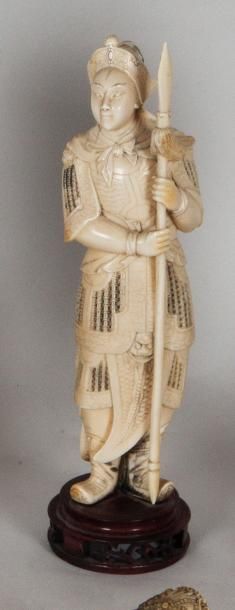 null Sujet en ivoire représentant un garde. Chine, XXe siècle. H.: 24,2 cm. (Ger...