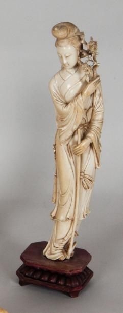 null Sujet en ivoire représentant la déesse du printemps. Chine, XXe siècle. H.:...