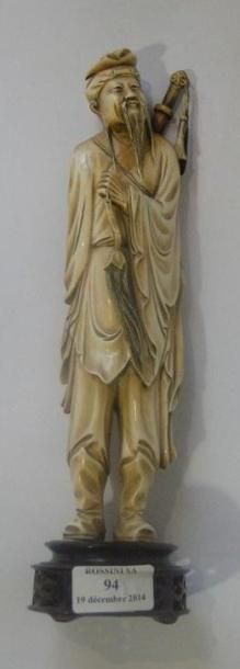 null Sujet en ivoire représentant un Immortel portant un sabre dans le dos. Chine,...