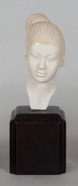 N'Guyen Than Le (né en 1919) Tête de femme au chignon Ivoire sculpté, signé. Vietnam,...
