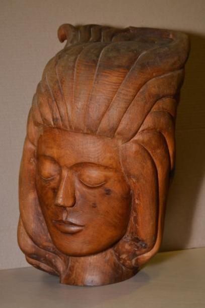 ETIENNE, né en 1952 Jeune fille endormie, 1974 Sculpture en bois de poirier, taille...