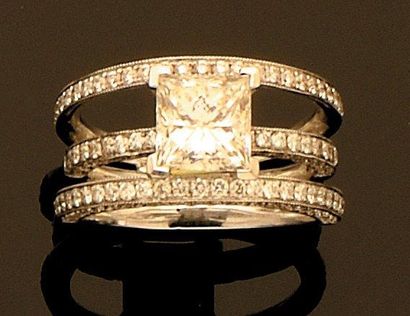 null Bague en or gris formant trois anneaux décalés sertis de diamants pesant ensemble...