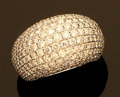 null Bague «Boule» en or gris entièrement pavée de diamants taille brillant pesant...