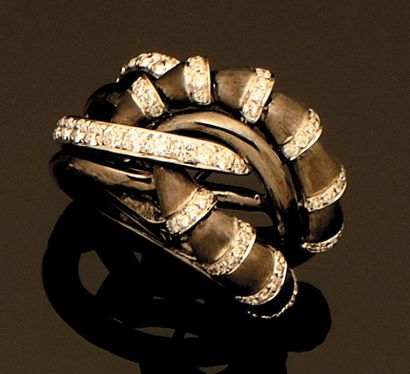 null Bague en or gris et or noirci formant des anneaux entrecroisés à motif de bambous...