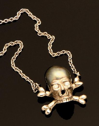 null Collier en or gris maille forçat centré d'un motif «Pirate» de tête de mort...