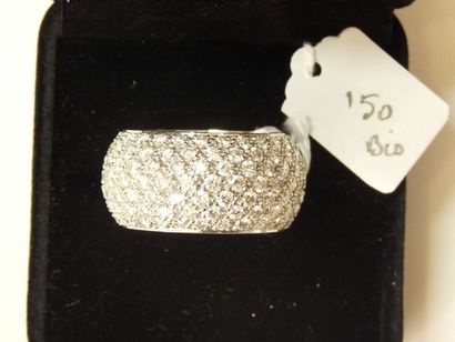 null Bague bandeau en or gris entièrement pavée de diamants taille brillant pesant...