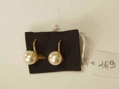 null Paire de dormeuses en or jaune ornées de deux perles de culture (diamètre 8,5...