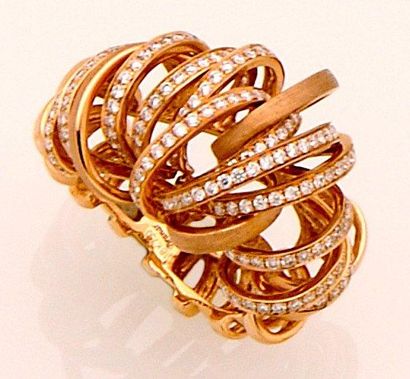 null Bague en or rose formée de nombreux anneaux d'or lisse, satiné ou sertis de...