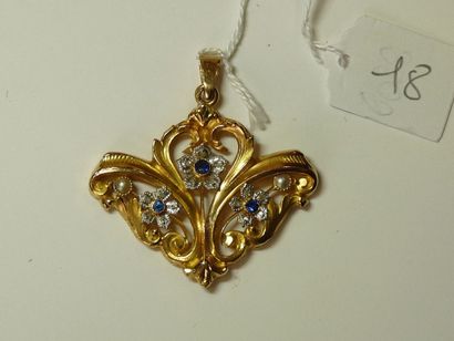 null Pendentif en or jaune à décor de volutes et de fleurs en or gris serties de...