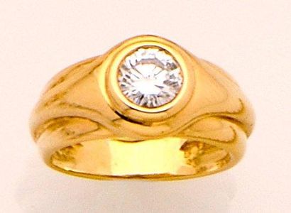 MAUBOUSSIN Bague «Jonc» en or jaune à godrons ornée d'un diamant taille brillant...