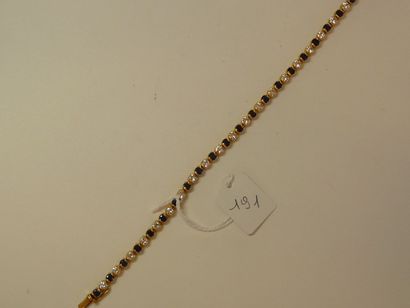 FRED Bracelet ligne en or jaune serti de diamants taille brillant alternés de saphirs...
