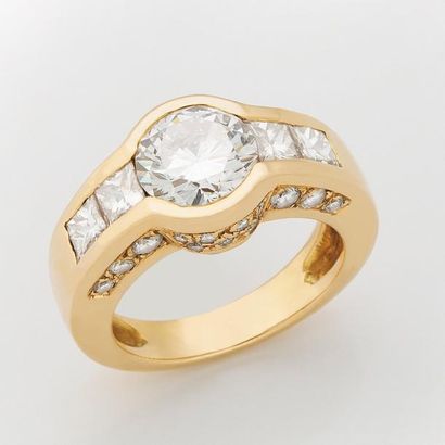null Bague en or jaune centrée d'un diamant taille brillant pesant 1,78 ct, couleur...