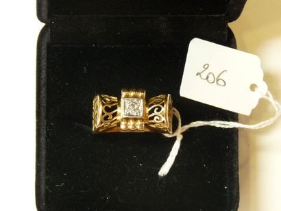 null Bague «Noeud» en or jaune ajouré à décor de volutes ornée au centre d'un diamant...