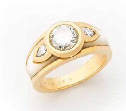 MAUBOUSSI Bague en or jaune et nacre, modèle «Nadja», centrée d ?un diamant taille...