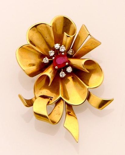 null Broche «Fleur» en or jaune et platine ornée d'un rubis et de petits diamants....