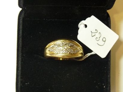 null Bague «Jonc» en or jaune à décor de croisillons ornés de petits diamants.
