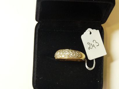 null Bague «Jonc» en or jaune pavée de petits diamants. Poids brut: 6,38 g.