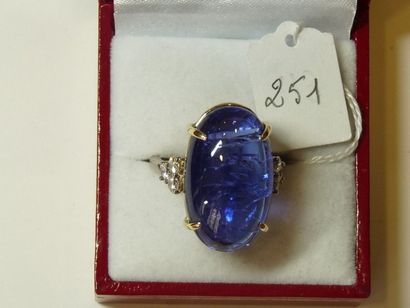 null Bague en or de deux tons ornée d'un cabochon de Tanzanite pesant 27,9 cts épaulé...