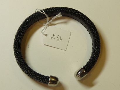 null Bracelet jonc ouvert recouvert de Galuchat noir, les extrémités en métal ar...