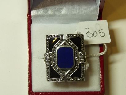 null Bague rectangulaire en argent à décor géométrique centrée d'une plaque de lapis...