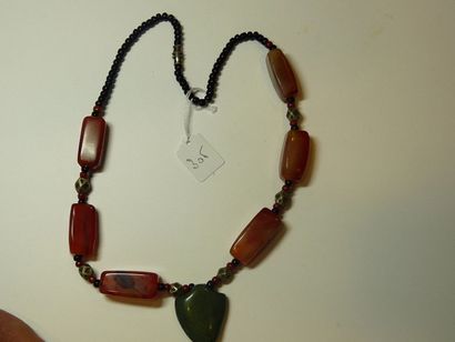 null Collier composé de galets d'agate brune et verte et de petites boules d'ony...