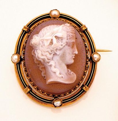 null Broche ornée d'un camée sur agate grise à décor de profil de femme, la monture...