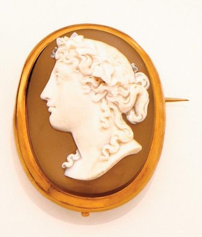 null Broche ornée d'un camée sur agate blonde à décor de profil de femme, la monture...