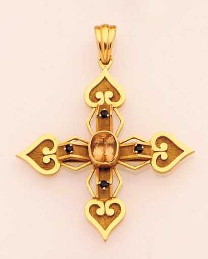 null Croix de style byzantin en or jaune agrémentée d'une citrine et de quatre saphirs....