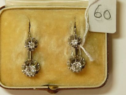 null Paire de pendants d'oreilles en or et platine sertis de deux diamants taille...