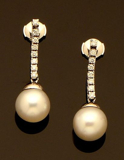 null Paire de pendants d'oreilles en or gris ornés de deux perles de culture blanches...