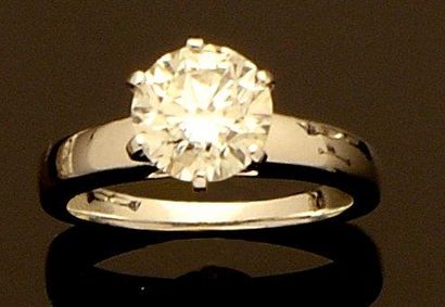 null Bague en or gris sertie d'un diamant taille brillant pesant 2,09 cts, couleur...