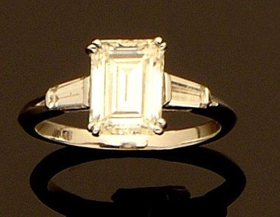 null Bague en or gris ornée d'un diamant taille émeraude pesant 1,98 ct, épaulé par...