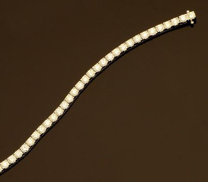null Bracelet ligne en or gris orné de diamants taille brillant pesant ensemble 10...