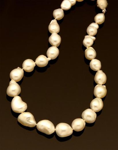 null Collier de 25 perles des Mers du Sud baroques, couleur «Ivory» et orient «Pink»,...