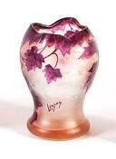 LEGRAS Vase à corps ovoïde étranglé en partie basse et col polylobé. Epreuve en verre...