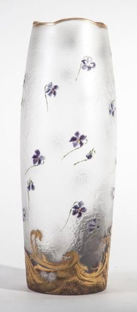 MONTJOYE Vase tube à col polylobé. Epreuve en verre blanc à décor de violettes gravé...