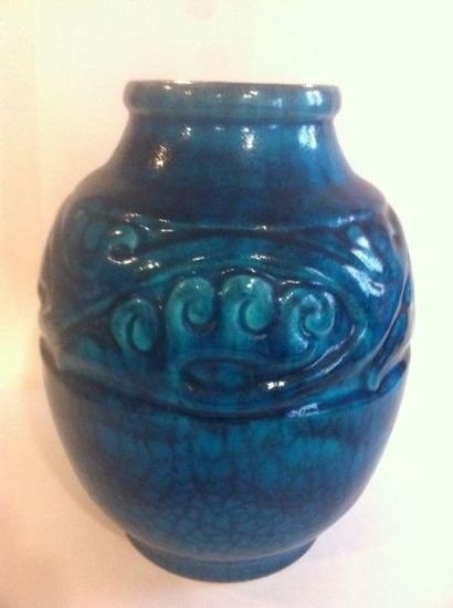 G. JAEGLE Vase en céramique à corps ovoïde épaulé et petit col annulaire sur talon...
