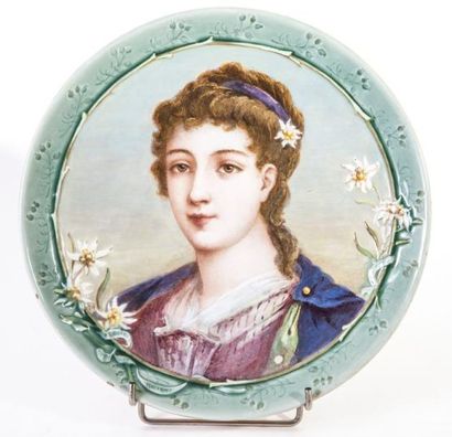 Félix Optat MILET (SEVRES) Assiette circulaire à bords évasés. Décor au centre d'un...