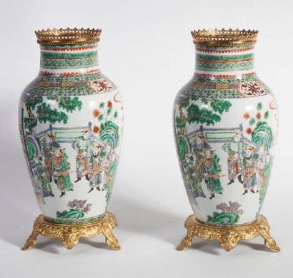 null Paire de vases balustres à col droit en porcelaine et émaux de style famille...