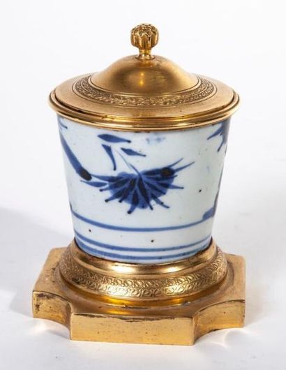 null Goblet couvert en porcelaine de Chine du XVIIIème siècle à décor bleu-blanc...