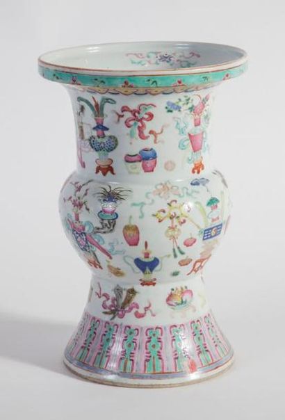 null Vase à haut pied évasé et large col en porcelaine et émaux de la famille rose...