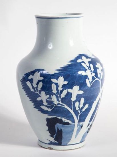 null Vase en porcelaine bleu-et-blanc à décor moulé en léger relief d'un magnolia...
