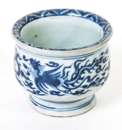 null Coupe sur pied en porcelaine à décor de phoenix dans le style des Ming. Chine....
