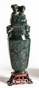null Vase en jade vert épinard, de forme Hu aplatie, à décor en léger relief de rinceaux...