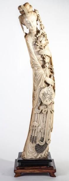 null Grand sujet en ivoire sculpté rehaussé de noir représentant une déesse du printemps...
