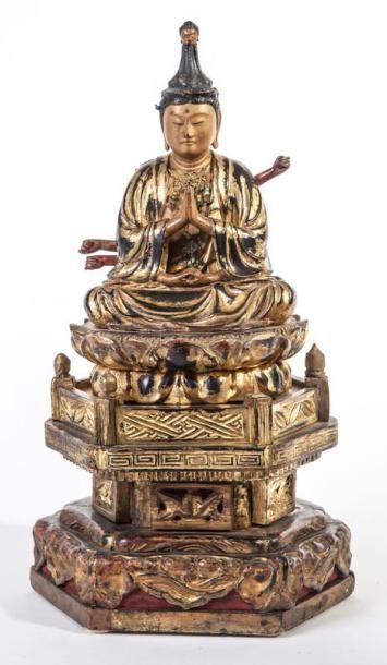 null Sujet en bois laqué et doré représentant un Bouddha assis en méditation sur...
