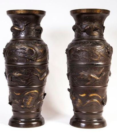null Paire de grands vases en alliage de cuivre de patine brune, à décor en relief...