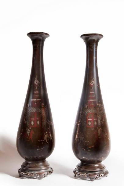 null Paire de grands vases bouteilles à panse piriforme effilée et long col, en bronze...